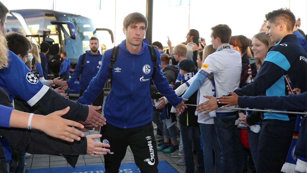 Juan Miranda no está teniendo una temporada sencilla en el Schalke 04