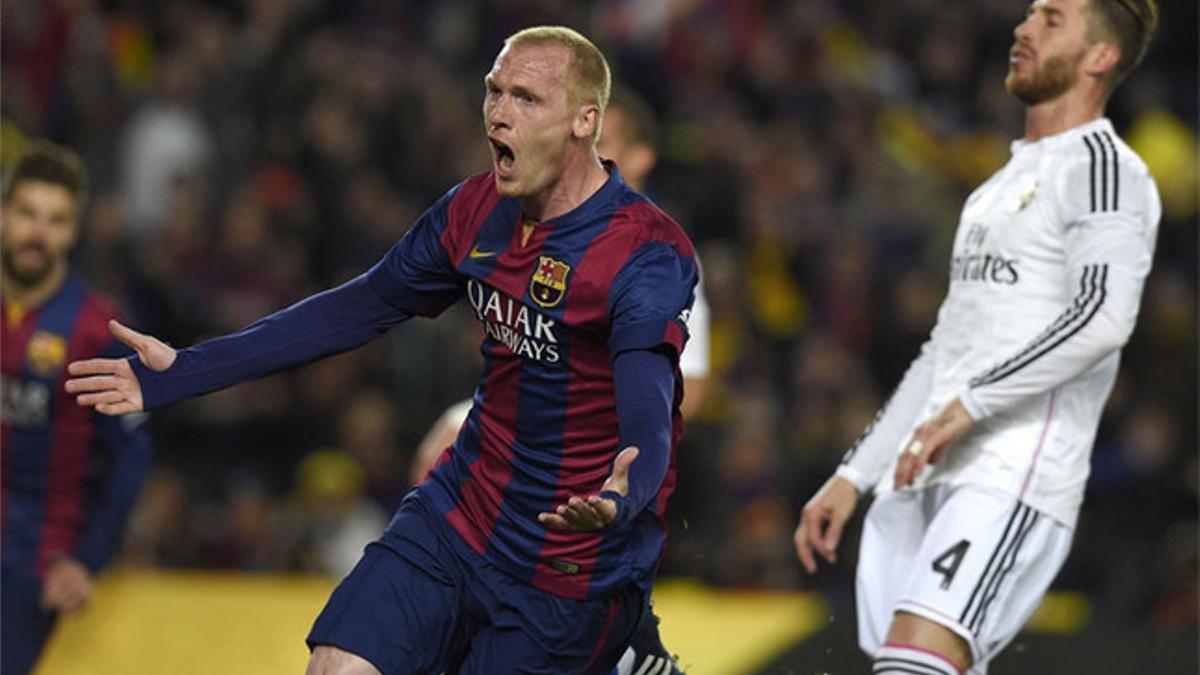 Jérémy Mathieu abrió la lata en el clásico tras una falta botada por Messi