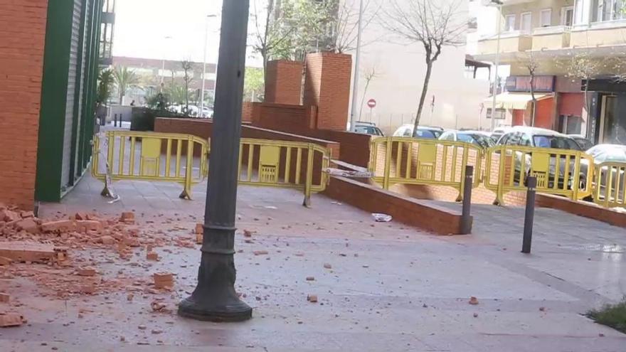 Se desploma parte de la fachada del edificio de la plaza de Castilla de Elche