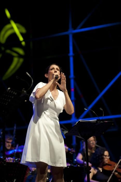 La cantante gallega rinde homenaje junto al músico cubano Alejandro Vargas al artista gallego que pasó gran parte de su vida en Cuba.