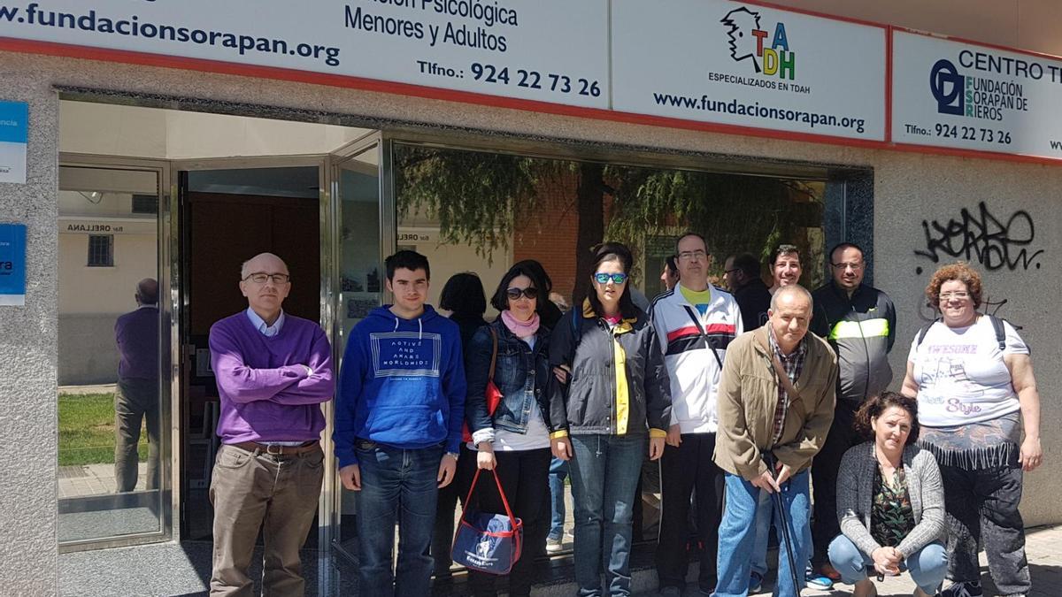 Profesionales y usuarios de la Fundación Sorapán de Rieros en Badajoz en su antigua sede en Valdepasillas.