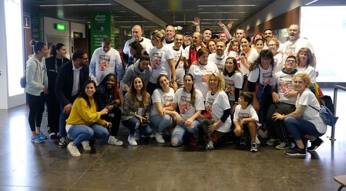 Las Palmas de Gran Canaria. Llegada al aeropuerto de la jugadora de balonmano Almudena Rodríguez tras ganar la medalla de plata en el mundial con la selección española.  | 17/12/2019 | Fotógrafo: José Carlos Guerra