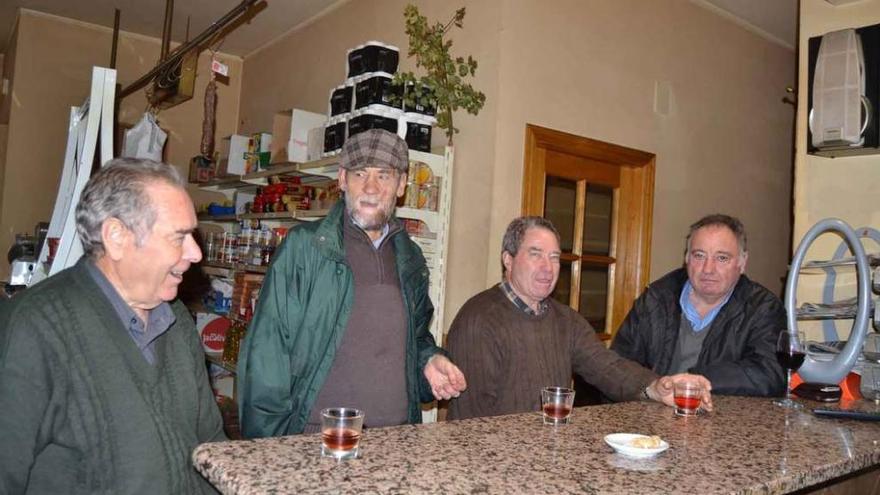 Ángel Barrios Sandín, Ángel Sandín Fernández, Jesús Barrios Sandín y José Fernández Fernández conversan en el bar de Pedralba.