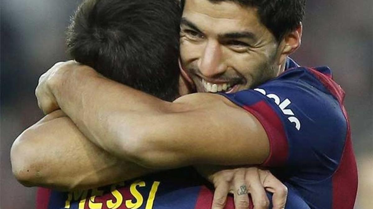 Suárez, celebrando su gol con Messi