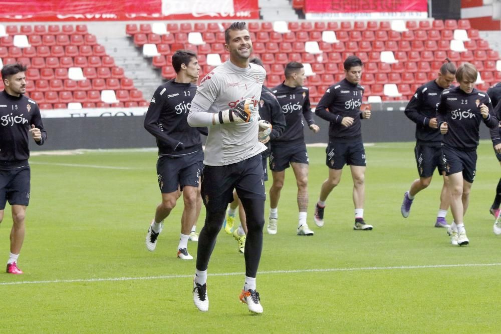 La afición arropa al Sporting en su último entrenamiento de la temporada