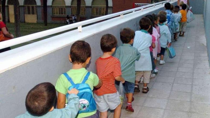 Varios niños en fila para entrar en clase. efe