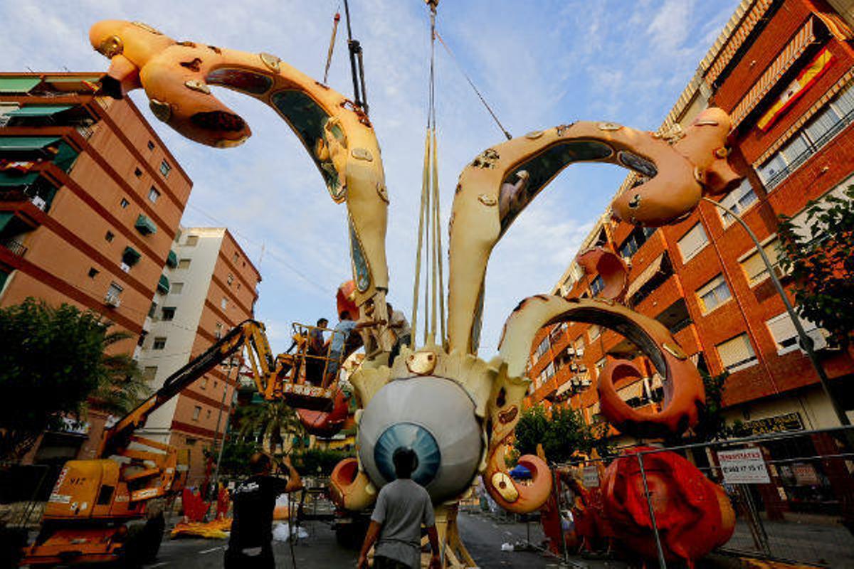 «Conjuros». Un gran ave fénix toma Florida Portazgo. El montaje es un hecho en el distrito de Florida Portazgo, donde el artista alicantino Fran Santonja planta por primera vez. La grúa levantó ayer las piezas más grandes de este monumento de 17 metros de altura y de gran volumen en su parte superior, donde irán las alas del ave fénix, elemento principal de esta hoguera, que alcanzarán los 16 metros de punta a punta. El artista emplea en su obra más de siete mil kilos de madera, en una arriesgada apuesta.