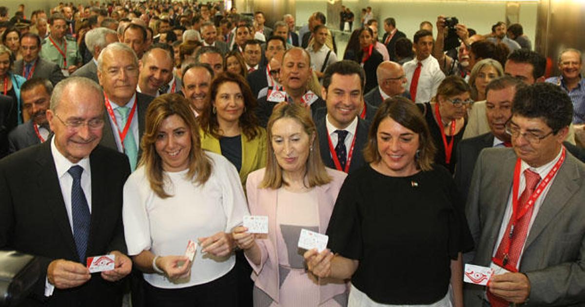 De la Torre, Díaz, Pastor, Cortés y Valderas salen por los tornos de la estación de El Perchel, seguidos por todos los cargos políticos que se dieron cita ayer en la inauguración del metro.
