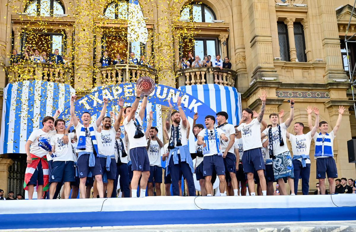 Varios aficionados de la Real Sociedad durante la celebración del equipo por la victoria en la Copa del Rey Varios aficionados de la Real Sociedad durante la celebración del equipo por la victoria en la Copa del Rey