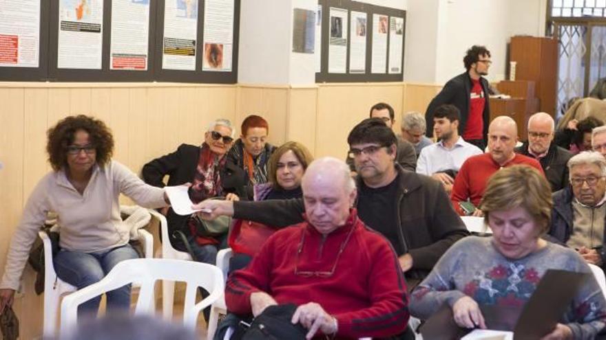 Julia Angulo y Miguel Ángel Pavón en las primeras filas de la asamblea de EU, y al fondo, Daniel Simón.