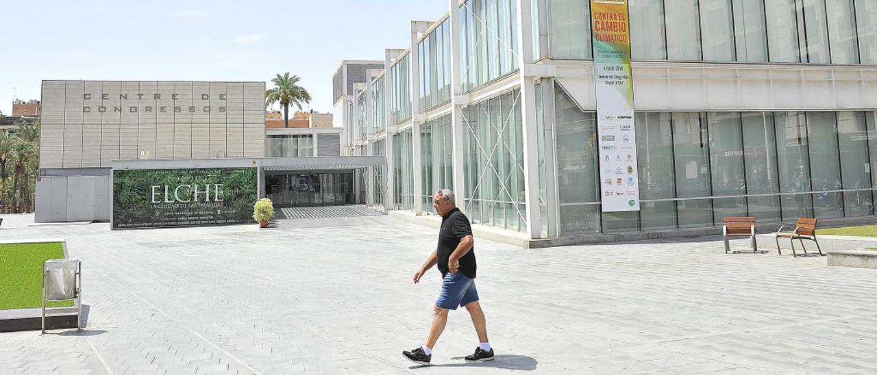 Los exteriores del Centro de Congresos y su cafetería, cerrada, en una imagen reciente.