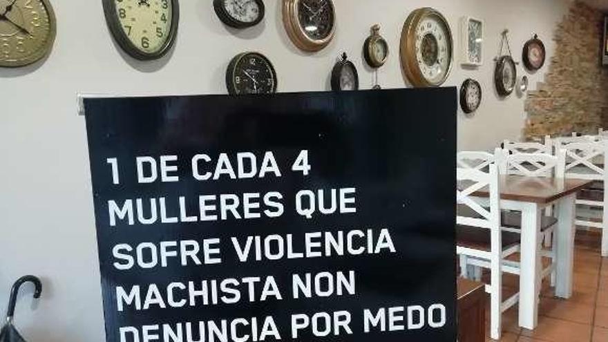 Un cartel en un establecmiento de Bueu.