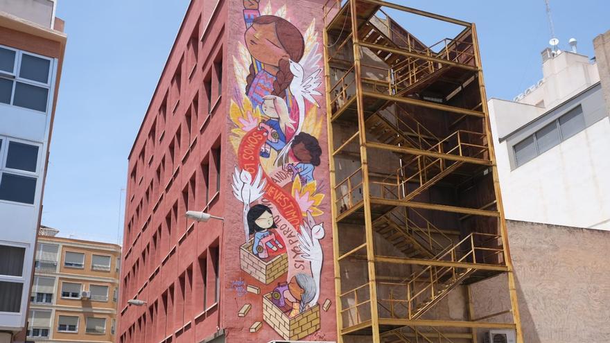 UGT inaugura un mural contra la explotación textil en su sede de Elche