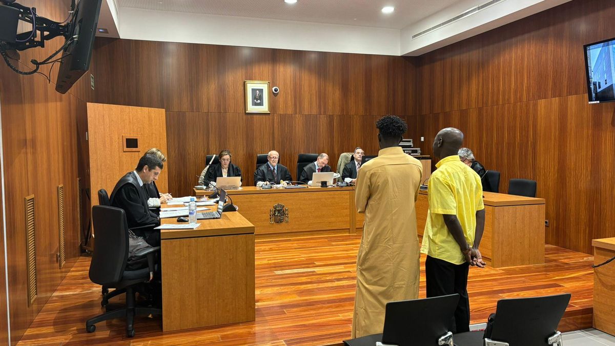 A la izquierda, Omán N., junto al intérprete de wolof en el juicio celebrado este lunes en la Audiencia Provincial de Zaragoza.