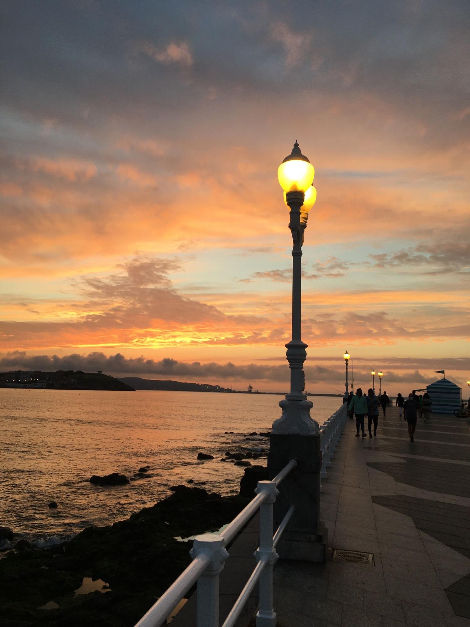 Las espectaculares fotos del atardecer de primavera en Gijón