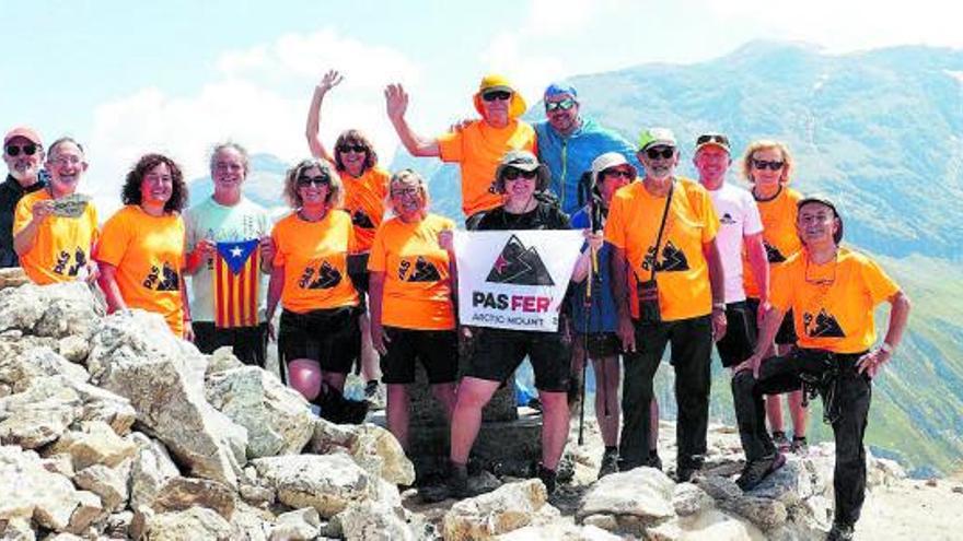 El Centre Excursionista Comarca de Bages fa una travessa pels Alps