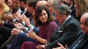 Ayuso carga contra el Gobierno de coalición, al que acusa de estar “socavando la Constitución desde dentro”