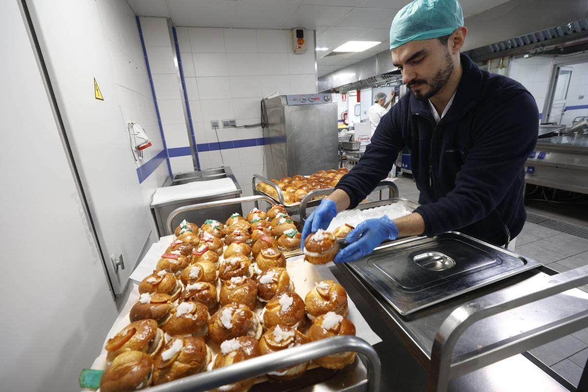Avilés. Cocina del Hospital. Borja prepara los roscones para el HUSA. En la cocina.