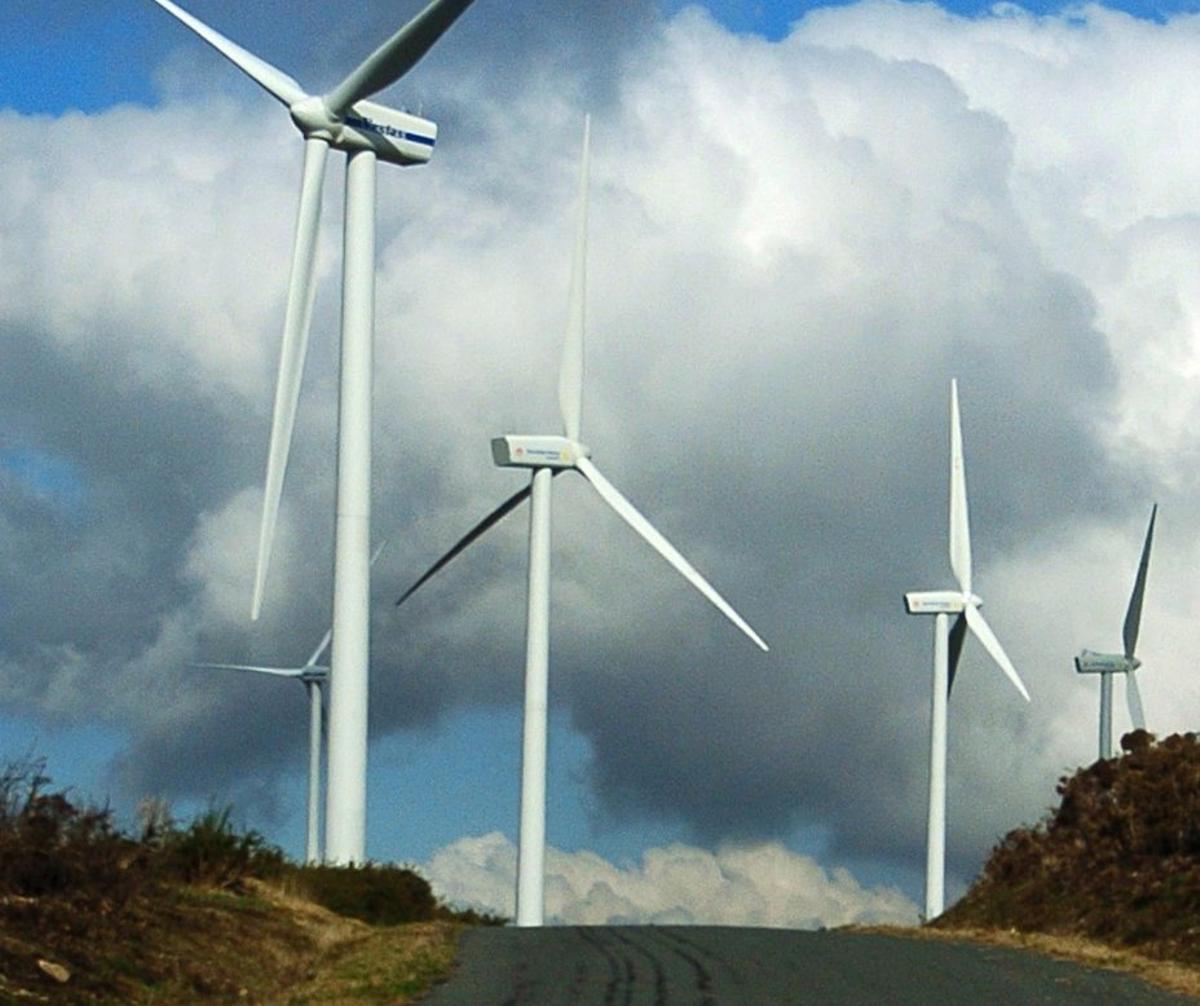 Un parque eólico en la comarca dezana. | BERNABÉ/JAVIER LALÍN