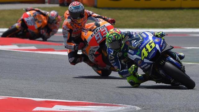 Rossi traza una curva en Montneló seguido de Márquez y, a lo lejos, Pedrosa.