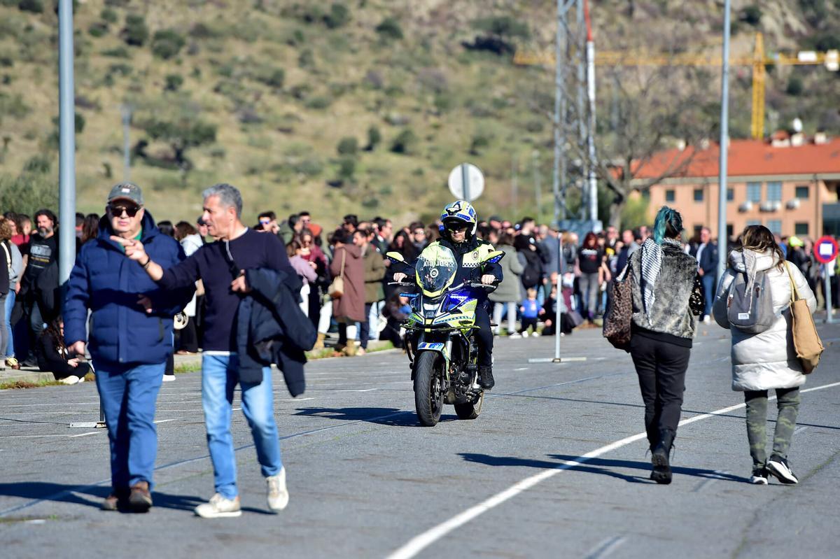 Asistentes al homenaje póstumo a Robe Iniesta, cantante y compositor de Extremoduro, en el Palacio de Congresos de Plasencia, su ciudad natal. Plasencia, 14 de diciembre de 2025. Fotografía de Toni Gudiel.