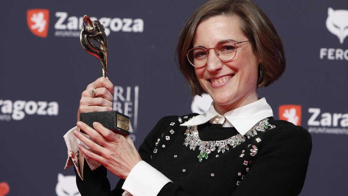Carla Simón posa con su premio a Mejor Dirección de una película por 'Alcarràs'.