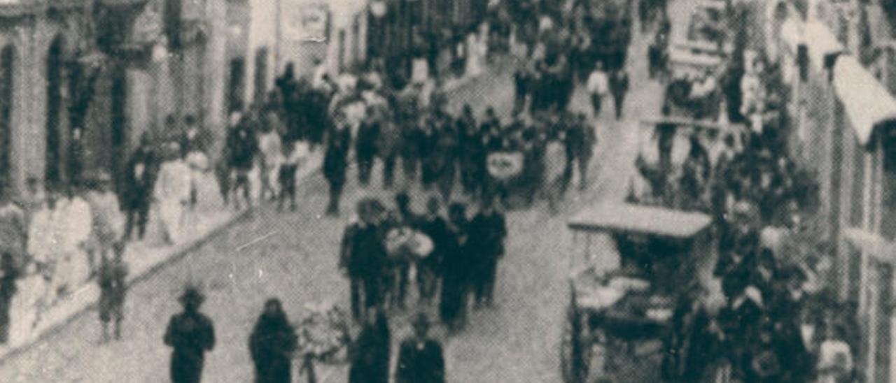 Cortejo fúnebre en Triana de los seis obreros muertos en noviembre de 1911.