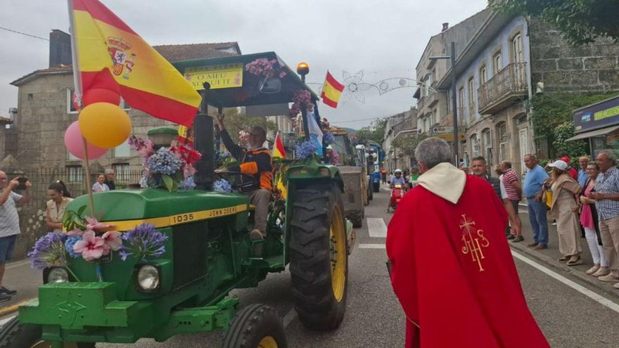 Gondomar acoge la romería de San Benito tras la multitudinaria caravana de San Cristóbal