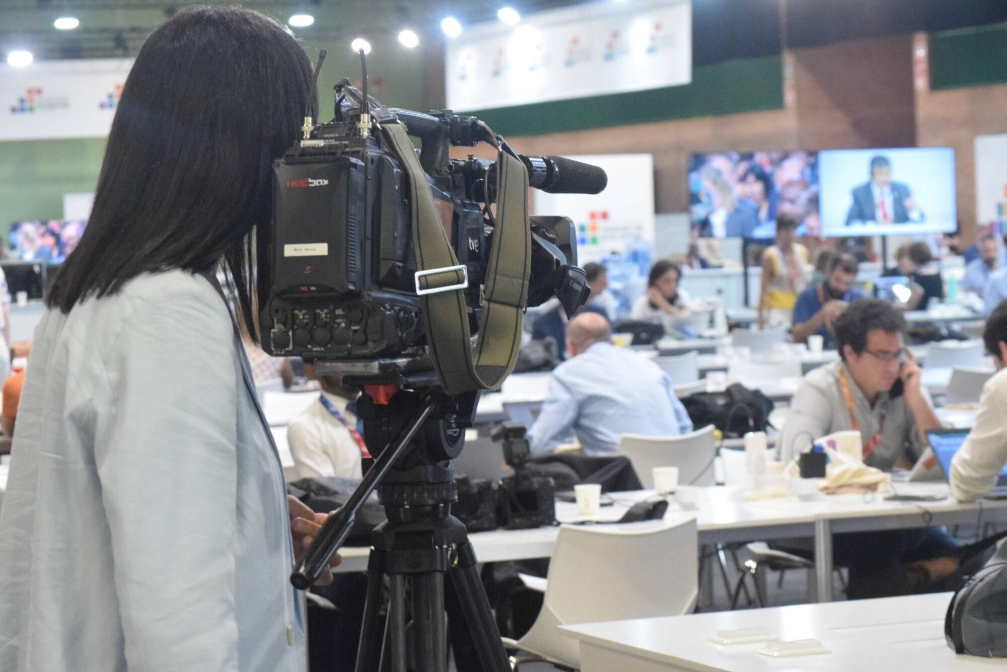 Medios de comunicación en el pabellón de prensa de la IV Conferencia Internacional para la Financiación al Desarrollo de la ONU