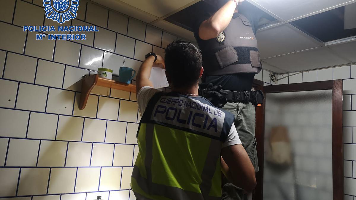 Agentes de la Policía inspeccionan el domicilio de Manacor en busca de droga.