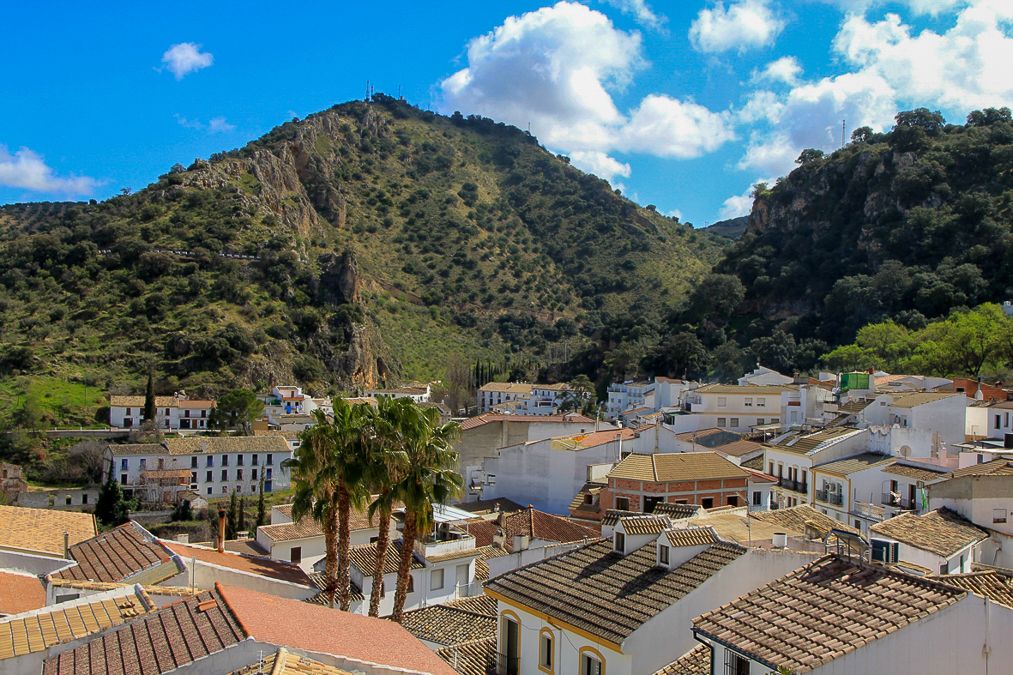 Vista panorámica de Almedinilla, en plena Subbética cordobesa, donde el paisaje natural y el casco urbano enmarcan una Navidad vivida entre patrimonio, tradición y experiencias familiares únicas.