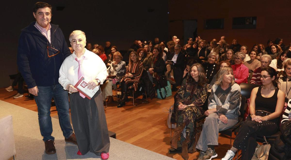 Octavio Rodríguez  e Isorna Juncal, ayer, en el salón de actos del Museo MARCO. | JOSE LORES