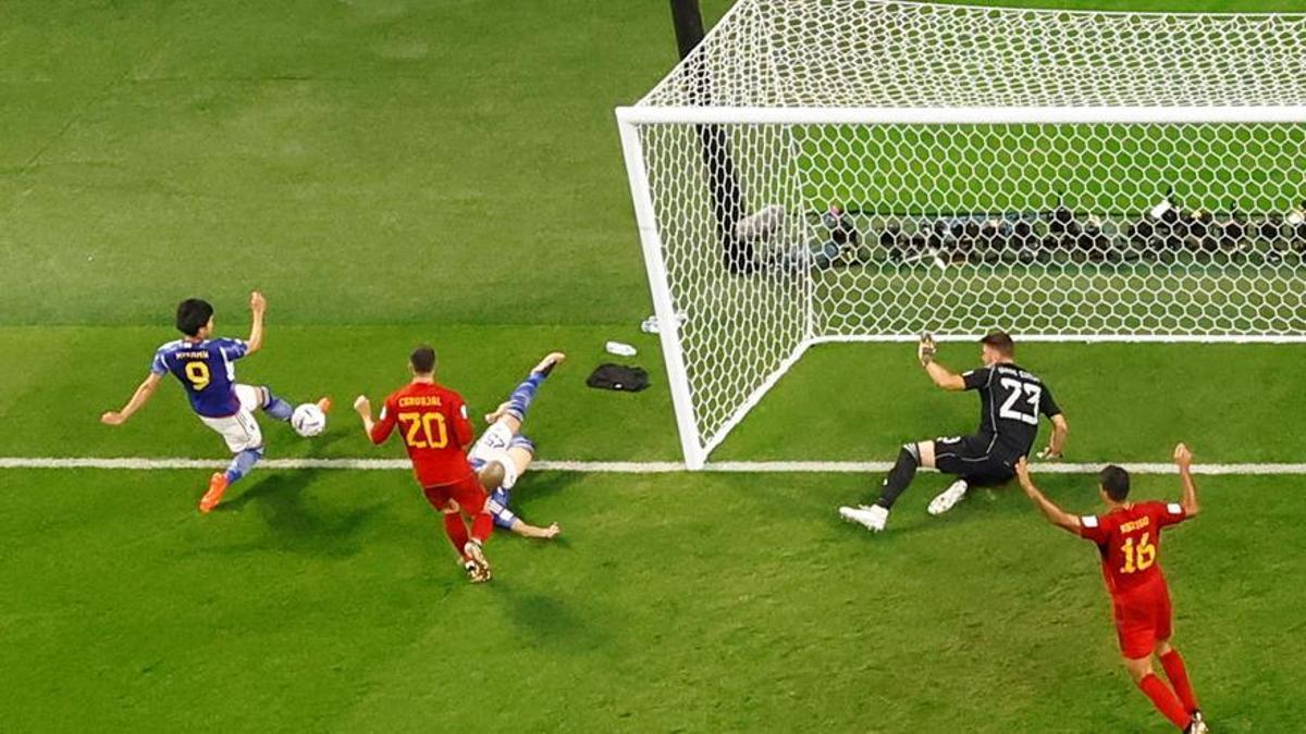 Mitoma centra el balón que dio paso al 2-1 para Japón.