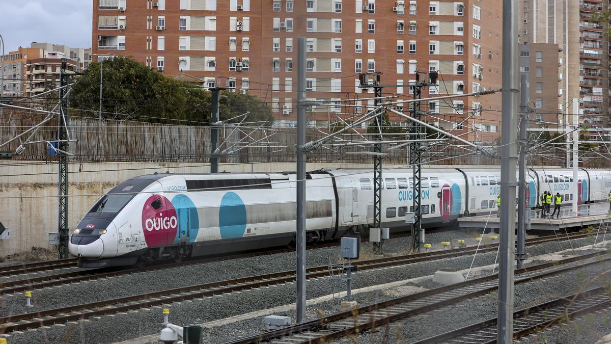 Una prueba de los trenes de bajo coste Ouigo en la estación de Alicante el pasado enero.