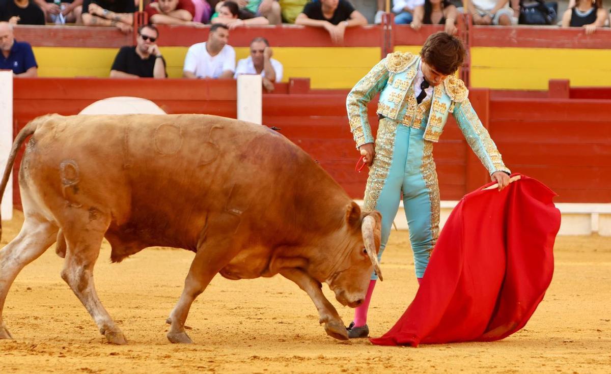 Cristóbal Granero toreando al natural al segundo novillo de su lote.