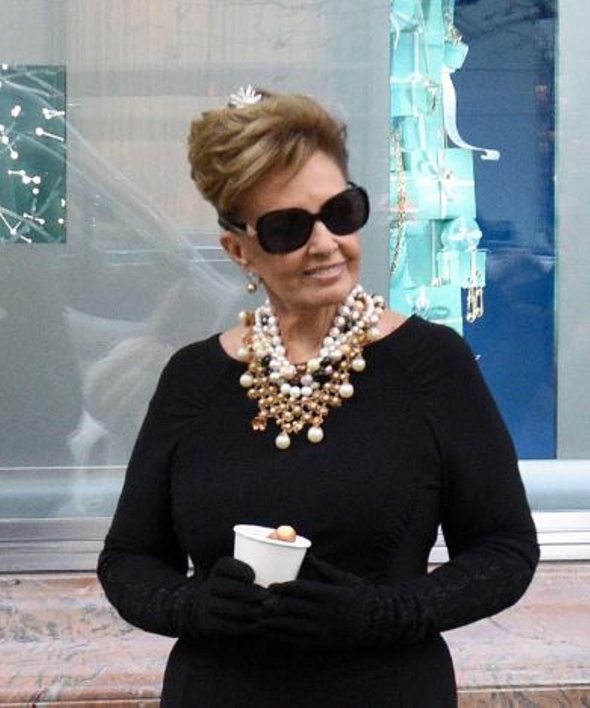 Vestida como Audrey Hepburn en 'Desayuno con diamantes' para 'Las Campos'
