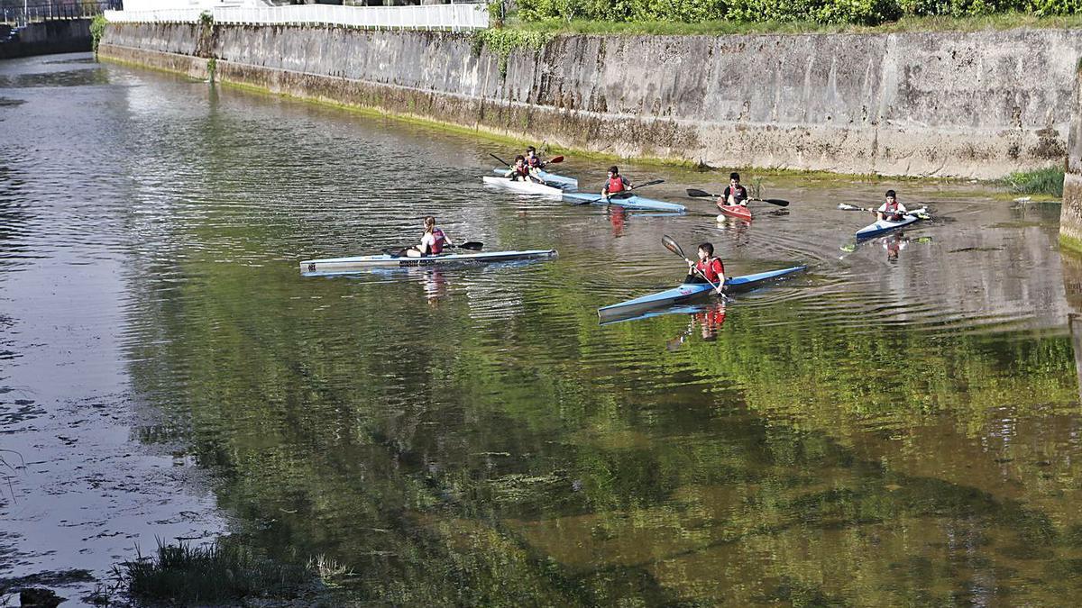 Jóvenes con piraguas en el río Piles | Marcos León