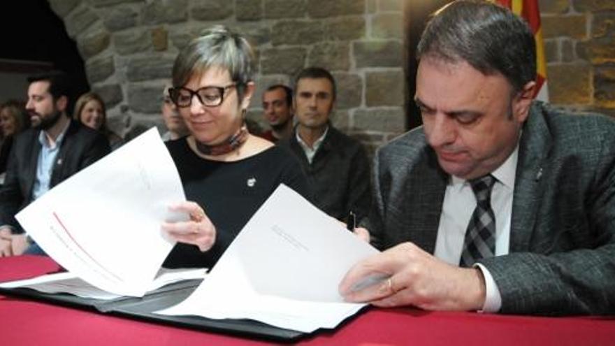 Estefanell i Junyent en el moment de signar el pacte de govern entre CDC i ERC.