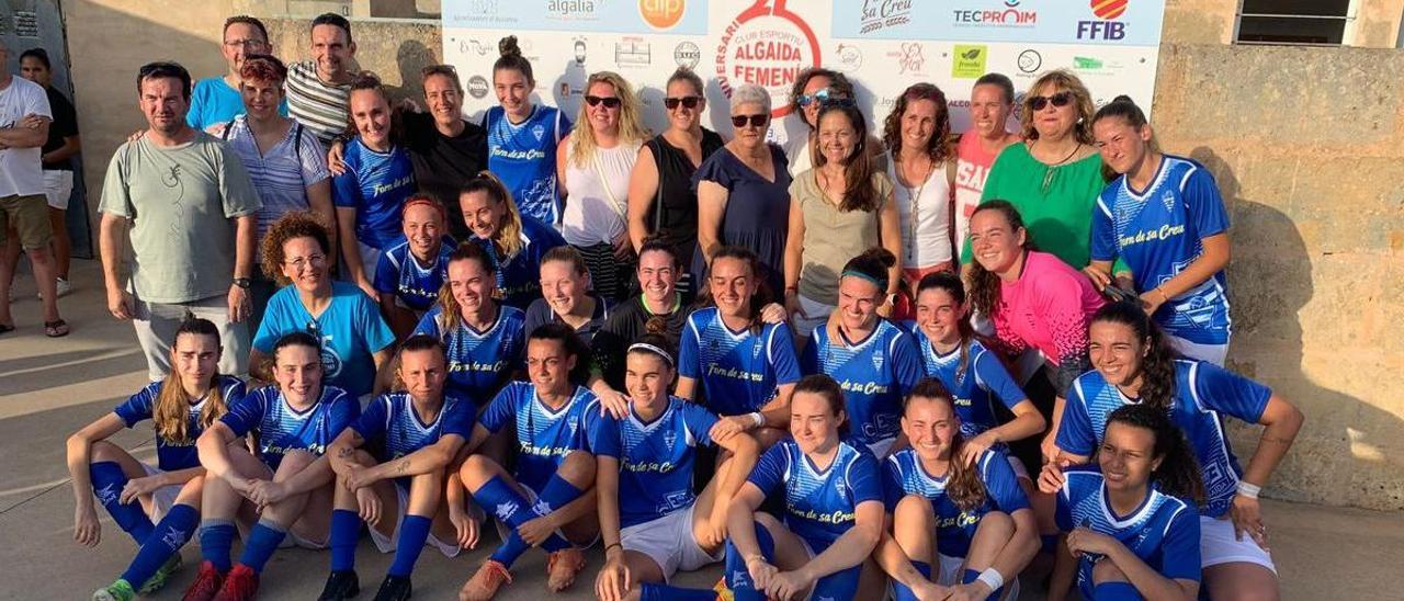 Las jugadoras de la plantilla actual posan ayer con directivos del club, de la Federación y las fundadoras del Algaida femenino.