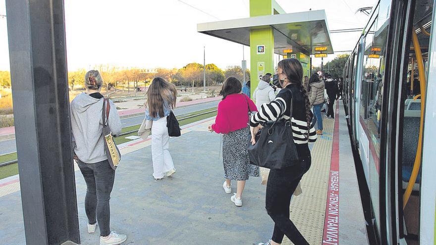 El tranvía quiere poner puntos de recarga eléctrica en sus paradas