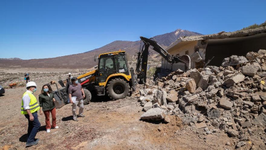 Trabajos de demolición del refugio de montañeros de Ucanca.