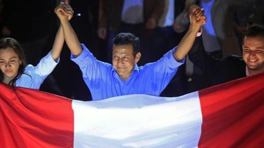 Humala, en el centro, celebra el triunfo con su familia.