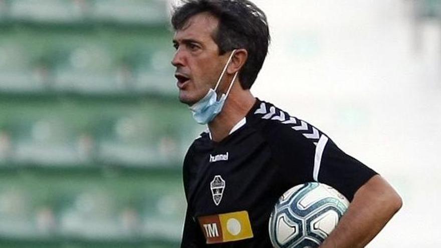 El entrenador José Rojo, Pacheta, durante un entrenamiento reciente.