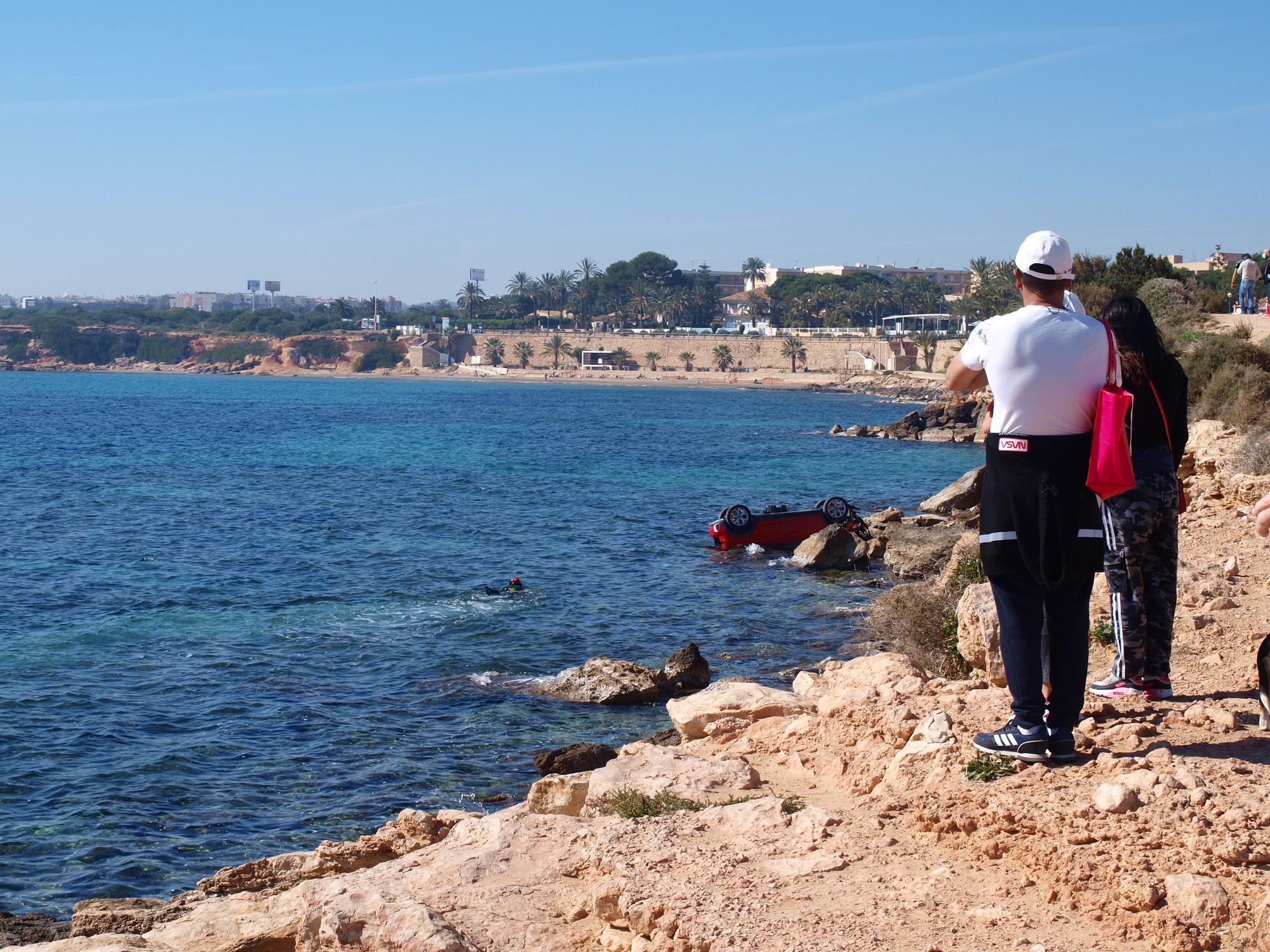 La Guardia Civil busca al conductor de un vehículo hallado en un acantilado de Punta Prima