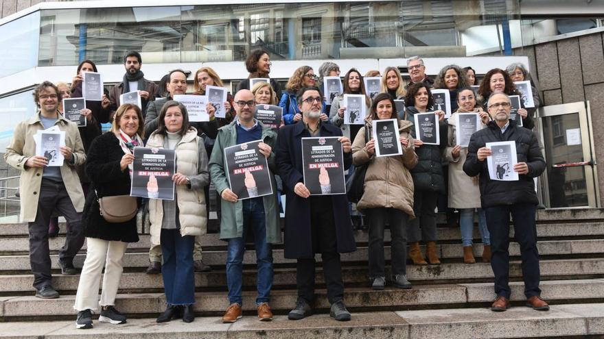 Protesta de letrados de Justicia en A Coruña. |  // CARLOS PARDELLAS