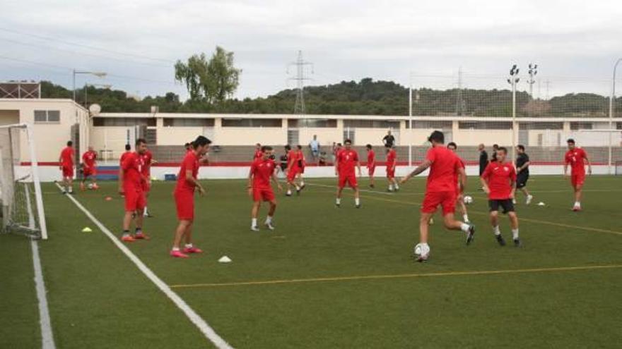 Jugadores del Saguntino, entrenando en la playa de La Patacona. Levante-EMV