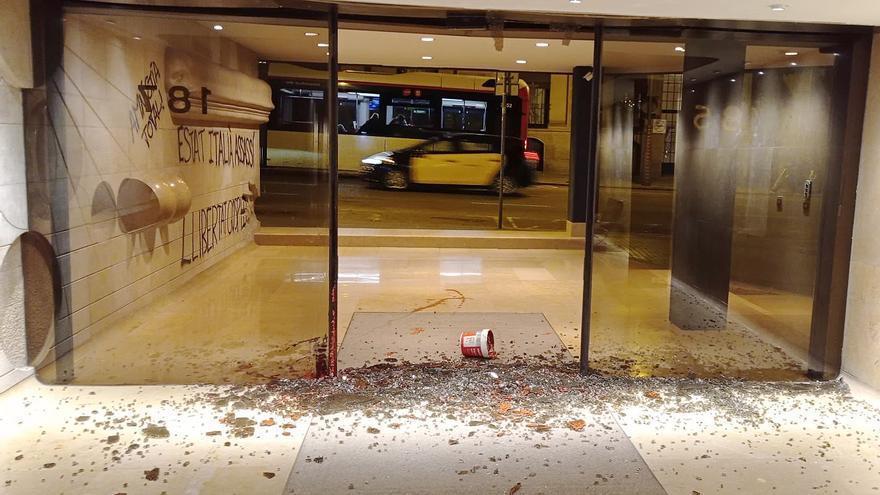 Cinco encapuchados vandalizan una escultura de Subirachs en el edificio del consulado italiano de Barcelona&#039;.