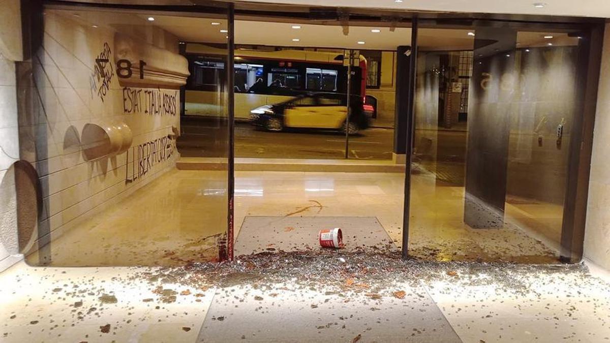 Cinco encapuchados vandalizan una escultura de Subirachs en el edificio del consulado italiano de Barcelona'.