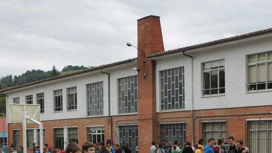 Padres y alumnos de Castañera, ayer, durante su protesta por las calles de Arriondas.