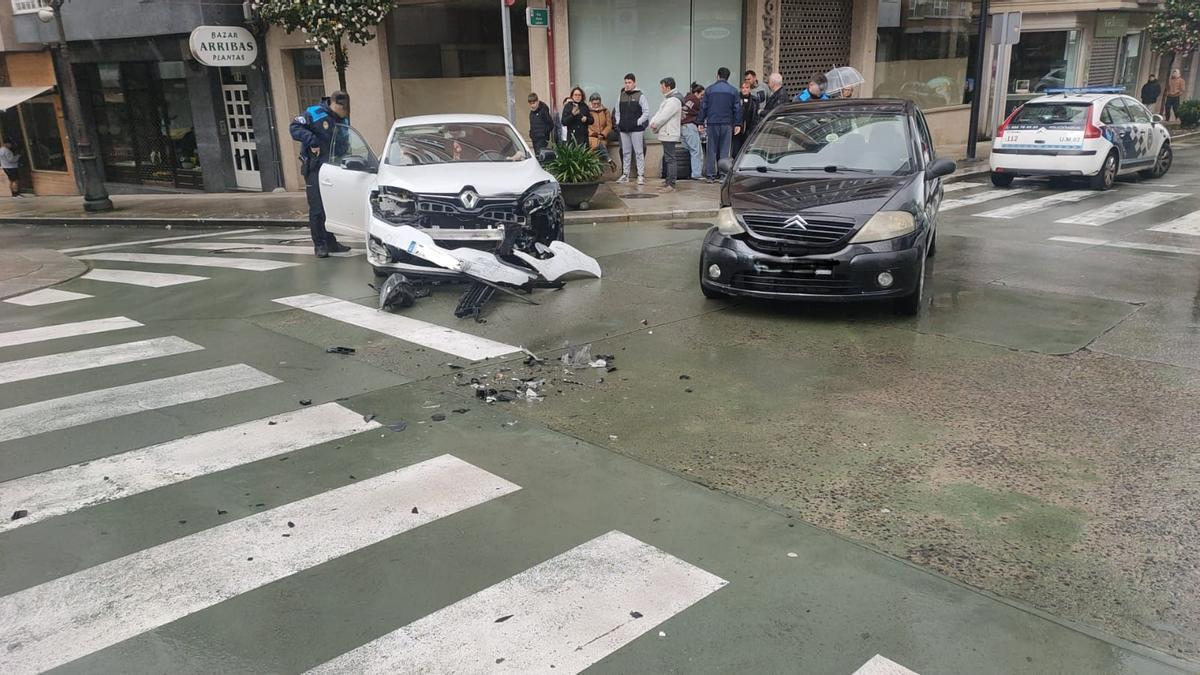 Colisión entre dos vehículos en Lalín.